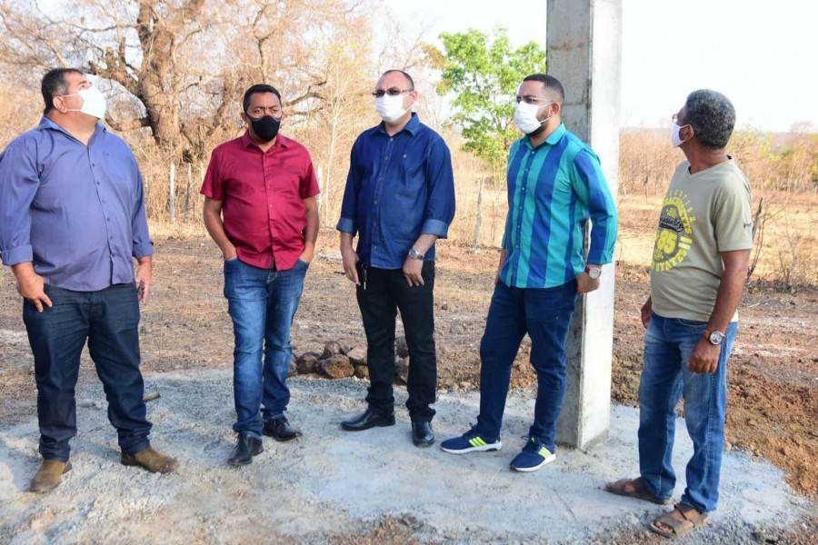 Prefeito Joel visita obras de perfuração de poço na comunidade Tabuleiro do Mato